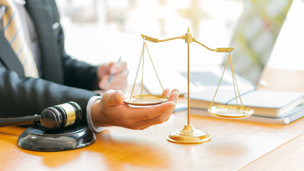 为商人和男性律师或法官顾问提供咨询，并在法律概念办公室与客户举行团队会议。素材图片