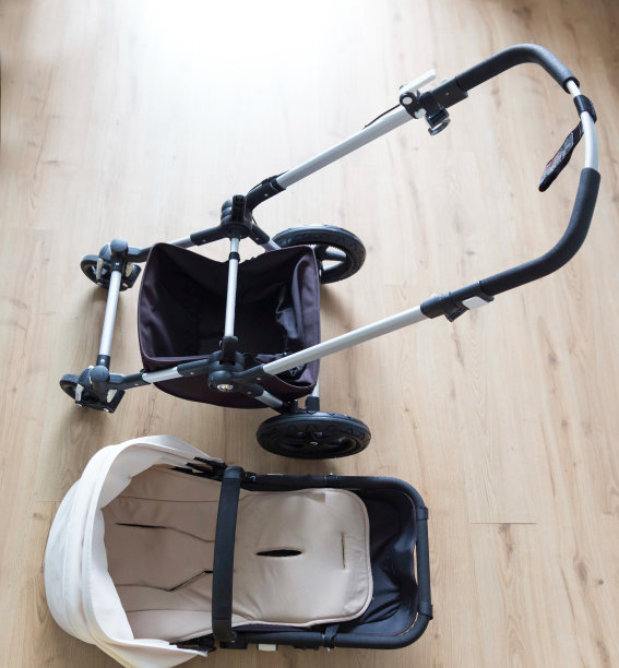 俯视图的两个部分的婴儿车在一个房子的棕色木地板的背景图片下载