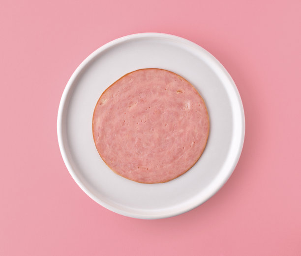 白色盘子上的火腿肠片图片下载