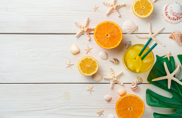 把橙子、柠檬、柑橘汁和贝壳切成两半，放在白色的木质背景上图片下载