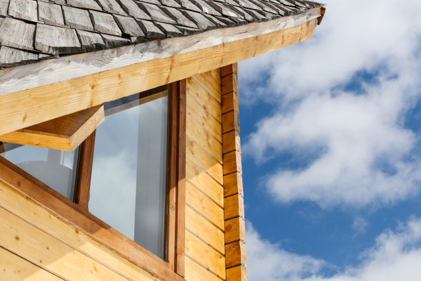 一座木制山屋的部分外观和屋顶由瓦片制成图片下载