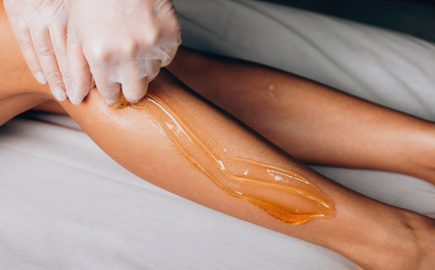 近上方的照片，在水疗沙龙糖程序与一个年轻的白人妇女图片下载