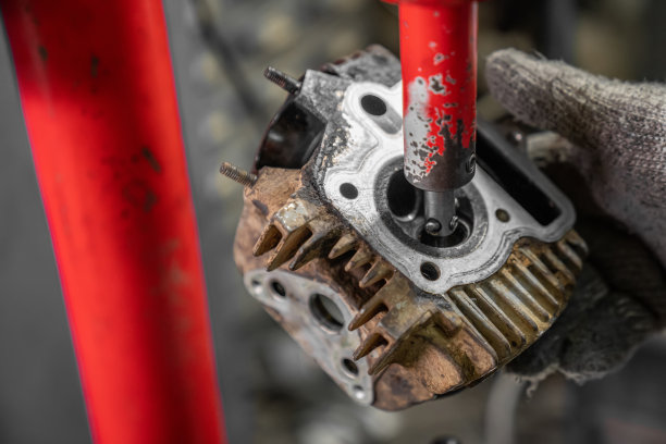 研磨摩托车阀座。图片下载