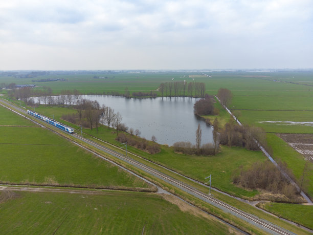 行驶在乡村景观Kamperlijntje上的Keolis和Overijssel省火车图片下载