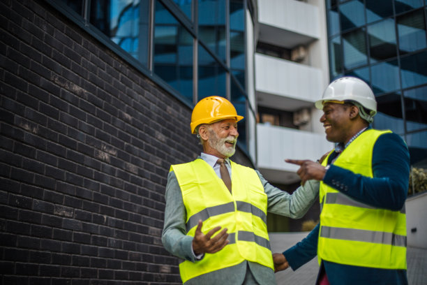 同事之间愉快的交谈。图片下载