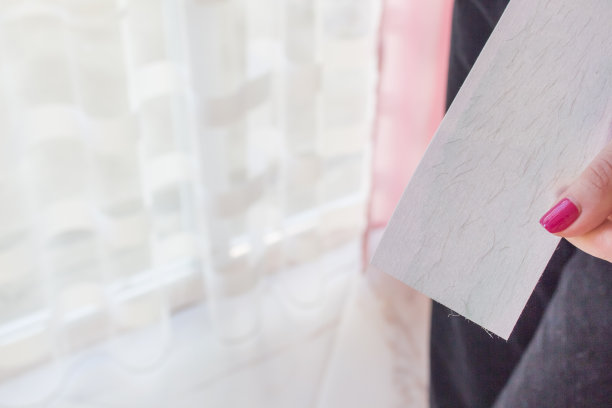 脱毛蜡条与头发近距离在一个年轻女子的手中。身体脱毛概念与蜡和糖在家里或水疗沙龙图片下载