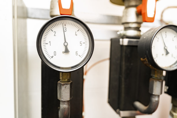 技术机房配有热传感器，用于控制水温图片下载