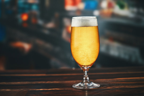 一杯新鲜的啤酒图片下载
