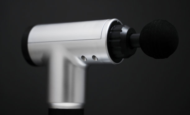 按摩打击装置上的黑色背景。适用于广告。图片下载