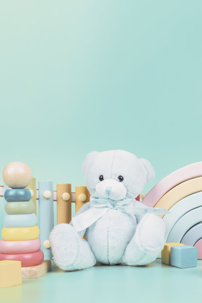 孩子们的玩具收藏。泰迪熊，木制彩虹，火车和婴儿玩具浅蓝色背景图片下载