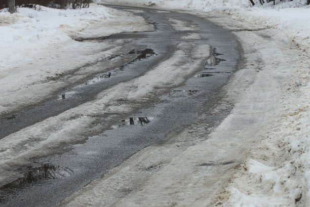 部分冬季道路与灰色湿沥青图片下载