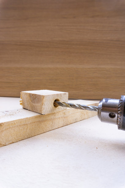 查看一个用钻头钻在木头上的孔图片下载