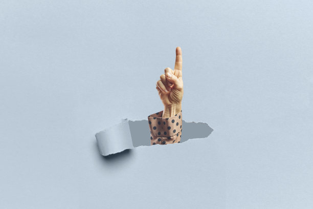 一个女人的手从破纸板中伸出来，指了指图片下载