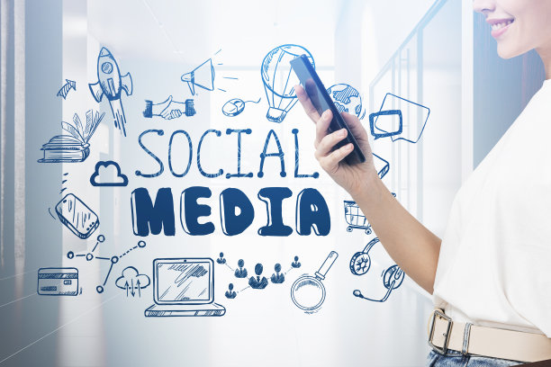 拿着智能手机和社交媒体素描的女人图片下载