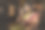 一个穿着纱丽的女人坐在家里的摇椅上打开戒指的钻石盒子时被震惊了:-股票照片图片下载