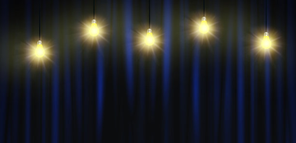 在黑暗的房间天花板上生长灯泡照明装饰。图片下载