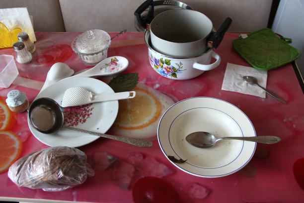 厨房桌子上的杂物图片下载