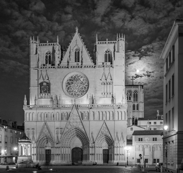 里昂圣约翰大教堂的黑白效果图片下载