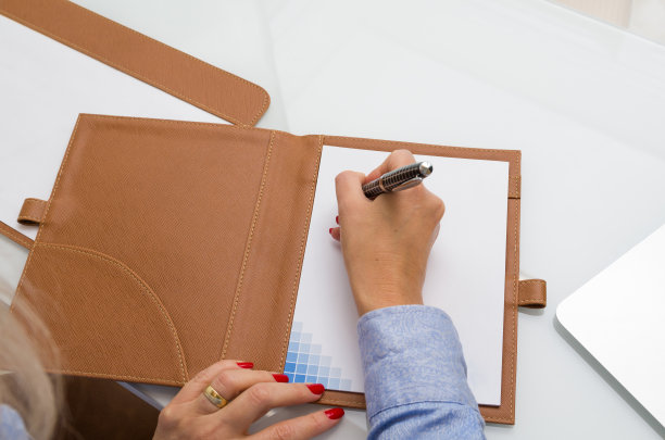 关闭记事本和商务女性写作图片下载