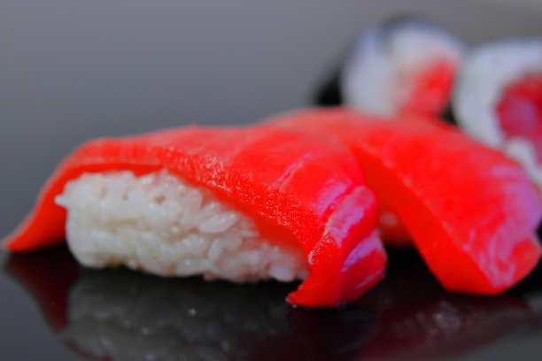 什锦金枪鱼寿司和寿司图片下载