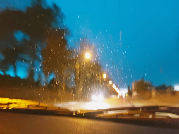 背光下奇异的雪花图片下载