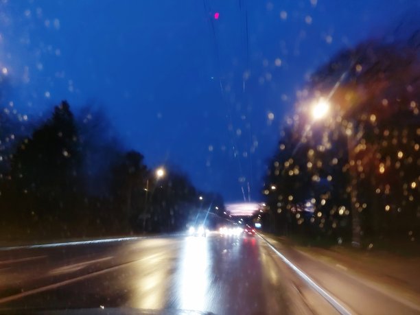 背光下奇异的雪花图片下载