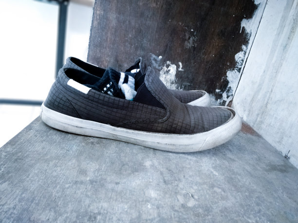 侧视图的拖鞋运动鞋与袜子图片下载