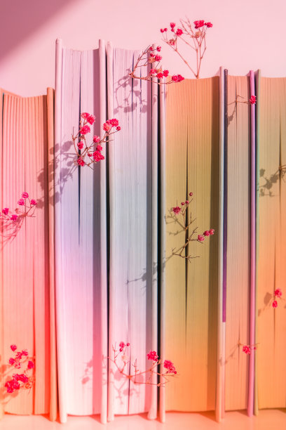 一堆带着婴儿气息的旧书。舒适的阅读。粉嫩的gypsophila花。慢生活的概念。与自然统一。有选择性的重点图片下载