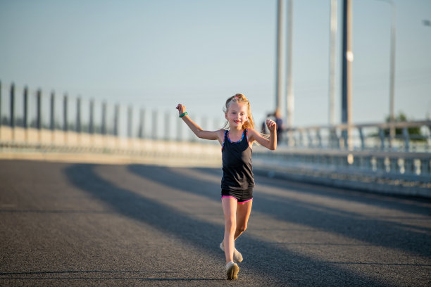女孩在一个阳光明媚的夏夜跑步图片下载