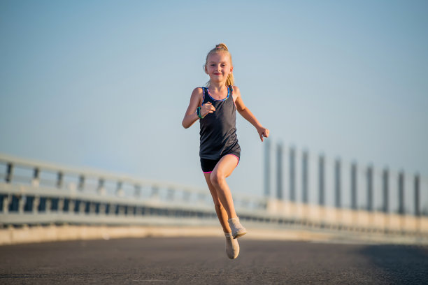 女孩在一个阳光明媚的夏夜跑步图片下载