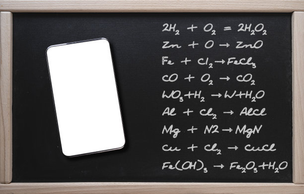． 在线培训,化学。在黑板的背景上写有化学公式的写字板图片下载