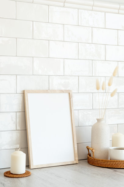 空白相框模型和家庭装饰桌上。背景是白色瓷砖砖。简约斯堪的纳维亚风格的室内设计图片下载