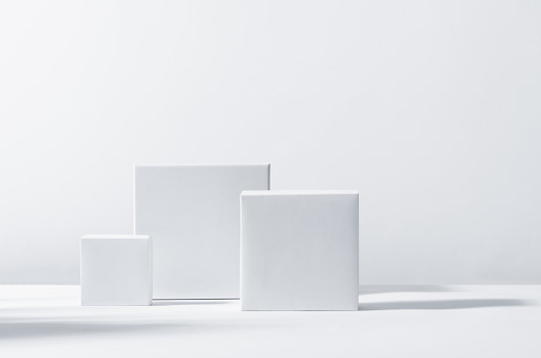 阳光下的白色方形讲台，白色背景上有阴影。潮流时尚展示化妆品，商品，鞋，包，手表。图片下载
