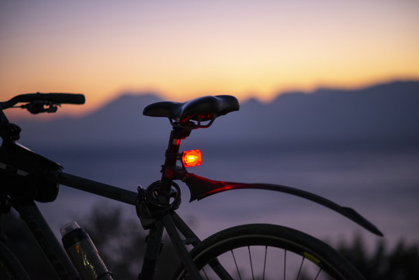 日落时分在公园里骑自行车。图片下载