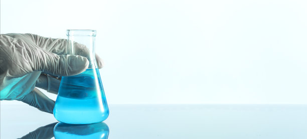 用带蓝色液体的玻璃管在白色上隔离，蓝色科学玻璃管在白色背景上实验图片下载