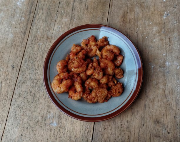 桌上有面粉炸的虾图片下载