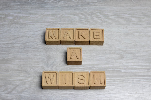 许愿心愿清单桌面背景新年假期梦想俯视图木制信件清单图片下载