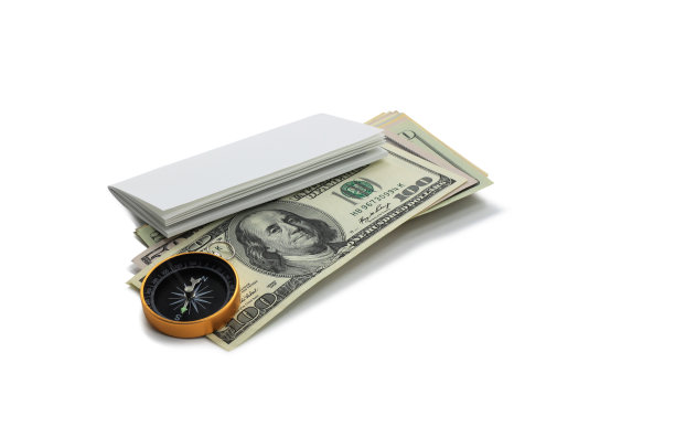 经典的导航罗盘和白纸上的美元孤立在白色的背景上图片下载