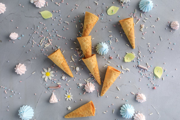 桌上有甜的威化筒。平的。俯视图图片下载