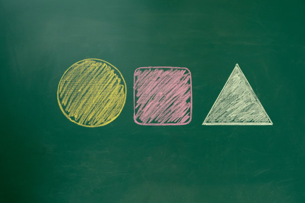 在黑板上自由手绘几何形状——正方形、三角形、圆形图片下载