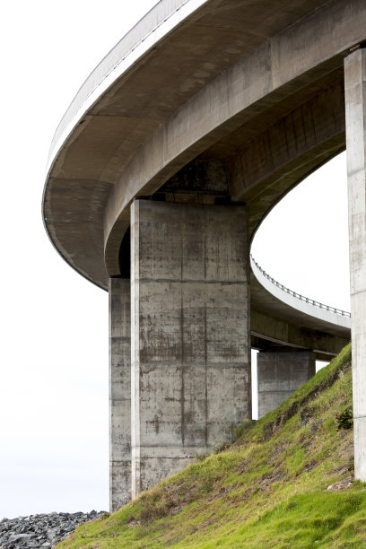 立交桥，低角度视图，白色背景与拷贝空间图片下载