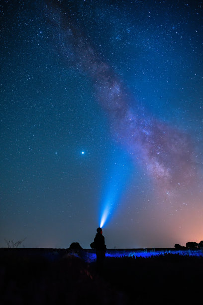 人类凝视着地平线上的银河图片下载