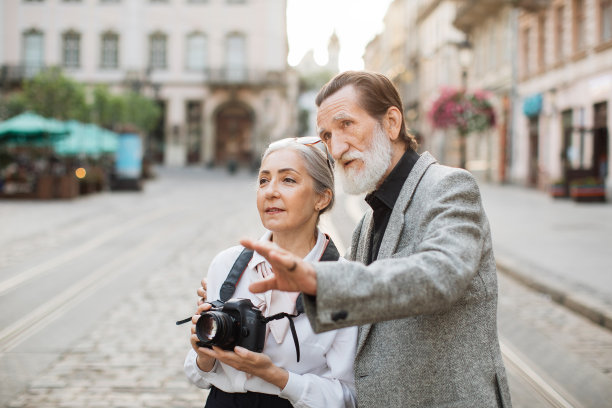 高层男女在户外拥抱图片下载