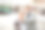 高层男女在户外拥抱图片下载