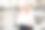 坐在户外喝咖啡的退休女性图片下载