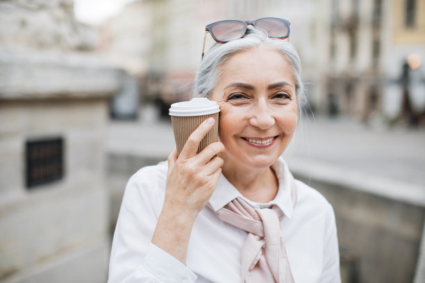 坐在户外喝咖啡的退休女性图片下载