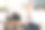 成熟的女士喝咖啡和使用平板电脑在咖啡馆露台图片下载