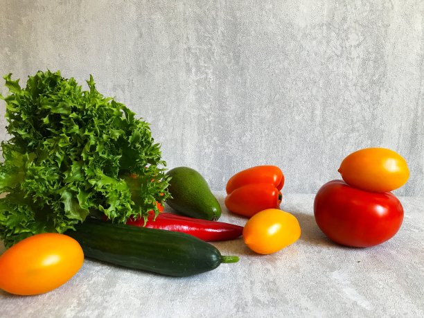 青菜沙拉和新鲜蔬菜，黄瓜，番茄，胡椒摆在桌上。农场的蔬菜。健康有机食品。图片下载