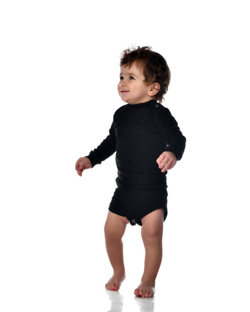 婴儿的第一步孤立在白色背景图片下载