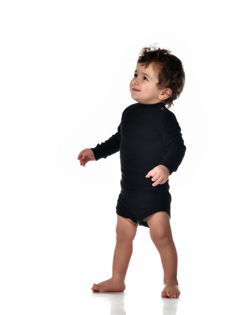 婴儿的第一步孤立在白色背景图片下载